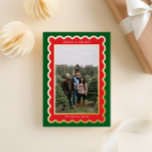 Grünes und rotes klassisches Weihnachtskallop-Foto Folien Feiertagskarte<br><div class="desc">Die moderne und festliche, grüne und rote Urlaubsfotokarte macht Ihre Familie zum Stern in einem prächtigen und trendigen Skallopierrahmen, der mit echter, glänzender, metallischer Goldfolie für dieses High-End-Design-Design besticht. Mit charmantem Gruß und Namenstext auf der Vorderseite, hat die Rückseite der Karte viel Platz für eine längere Nachricht mit Familienaktualisierungen und...</div>