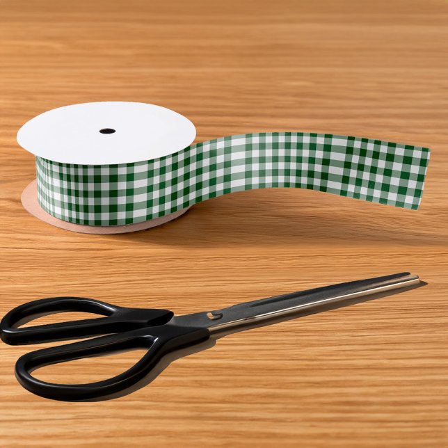Grünes und weißes Gingham-Muster Satinband (Green and White Gingham Pattern Ribbon in situ)