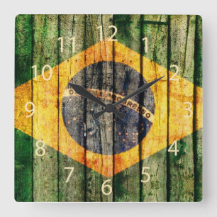Grunge Brasilianische Flagge auf rustikalem Holzbo Quadratische Wanduhr