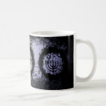 Grunge Chanukah Menorah Tasse<br><div class="desc">Grunge Design mit Menorah und einem Star of David. Einige digitale Pinsel, die in diesem Werk verwendet wurden, lieferten mit freundlicher Genehmigung der Obsidian Dawn: www.obsidiandawn.com.</div>