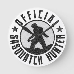 Grunge Cool Sasquatch Bigfoot Hunter. Runde Wanduhr