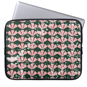 Grunge Herzen und Blume Muster. Laptopschutzhülle