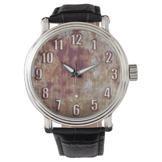 Grunge rostes Metall mit großen Bronzenzahlen beob Armbanduhr