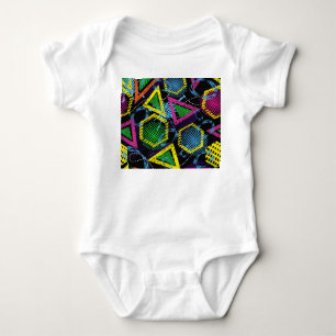 Grunge Sportmuster, Kinderdesign. Baby Strampler