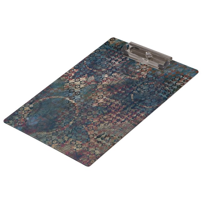 Grungy Muster mit unordentlichem Patchwork von Klemmbrett (Schrägansicht)