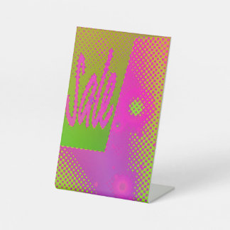 Grungy Pedestyzeichen mit fetten Neonelementen Sockelschild