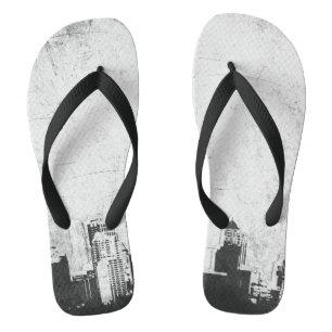 Grungy Stadthintergrund in Schwarzweiss Flip Flops