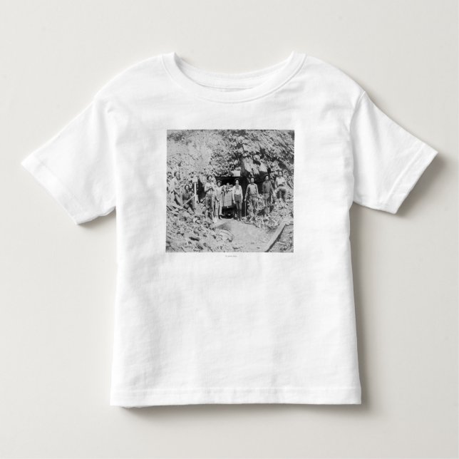 Gruppe Männer außerhalb einer Bergwerk-Fotografie Kleinkind T-shirt (Vorderseite)