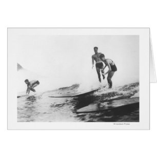 Gruppe Surfer in Honolulu, Hawaii Surfing