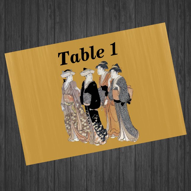 Gruppe Vintager japanischer Geisha-Frauen Tischnummer (Four vintage Geisha Japanese women traditional clothing on golden yellow event table number card.)