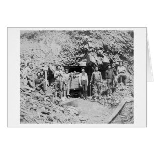 Gruppe von Männern außerhalb eines Minenfotos