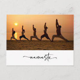 Gruppe von Menschen Yoga mit Namaste Wort Postkarte