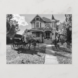 Grusel-Halloween-Haus mit Skeletten in Schwarzweiß Postkarte