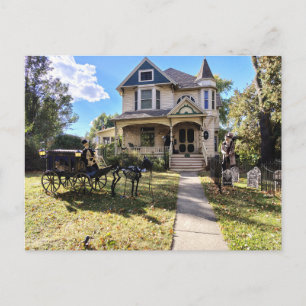 Grusel-Halloween-Haus mit Skeletten Postkarte