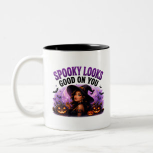 🕸️ Gruselig steht dir gut Halloween-Zitat 👻 Zweifarbige Tasse