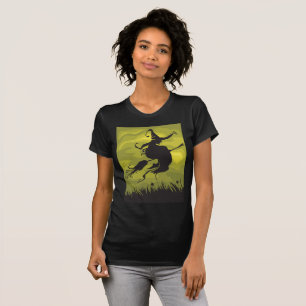 Gruselige Halloween-Hexe fliegt auf Besenstiel T-Shirt