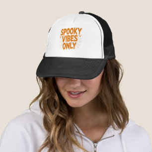 Gruselige Halloween-Stimmung mit abgenutztem Desig Truckerkappe