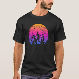 Gruselige Horde von Zombies auf einem verlassenen  T-Shirt