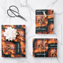 Gruselige Vibes. Flammender Schädel im Weltraum Geschenkpapier Set