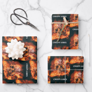 Gruselige Vibes. Flammender Schädel im Weltraum Geschenkpapier Set