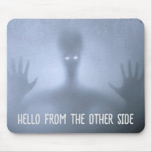 Gruseliger Außerirdischer im Nebel Hallo von der a Mousepad