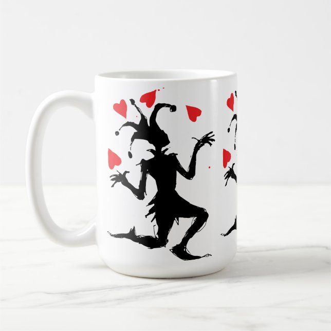 Gruseliger Clown spielt mit Herzen Kaffeetasse (Links)