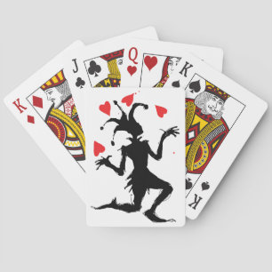 Gruseliger Clown spielt mit Herzen Spielkarten