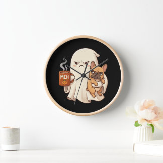 Gruseliger Geist Französische Bulldogge hält Kaffe Uhr
