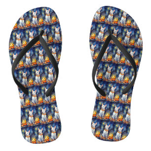 Gruseliger Halloween-Bullterrier mit Kürbissen Flip Flops