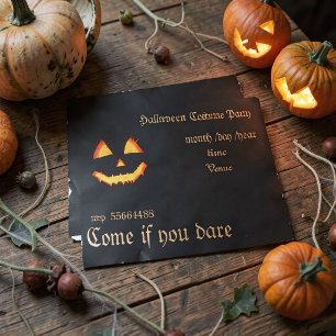 Gruseliger Kürbis in der Dunkelheit - Halloween Folie Einladungspostkarte