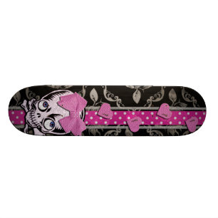 Gruseliger Mädchen-Schädel mit rosa Bogen auf Skateboard