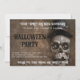 Gruseliger Schädel mit Zylinder auf der Halloween- Einladung