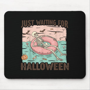 Gruseliger Sommer-Skelett, das nur auf Halloween w Mousepad