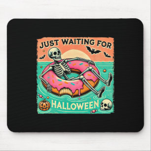 Gruseliger Summerween-Skelett, das nur auf Hallowe Mousepad