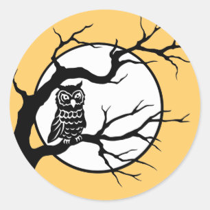 Gruseliger Uhu auf kahlem Baum-Silhouette Hallowee Runder Aufkleber
