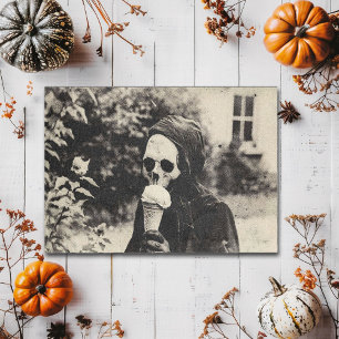 Gruseliger Vintage-Skelett-Eis essender Halloween Postkarte