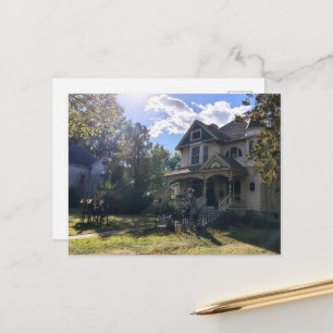 Gruseliges Halloween-Haus mit Skeletten bei Tagesl Postkarte