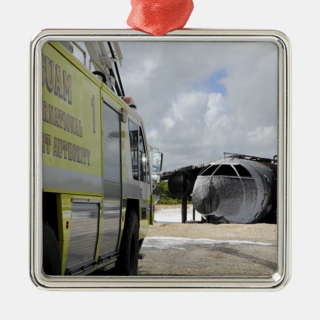 Guam's WONPAT Airport Silbernes Ornament (Vorne)