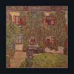 Guardaboschi Haus von Gustav Klimt, Vintage Kunst<br><div class="desc">Das Guardaboschi-Haus (1912) von Gustav Klimt ist ein Vintages Viktorianisches Kunstsymbolismus-Gemälde. Von außen hat man einen Blick auf ein Landhaus mit Blume und Pflanze in den Fenstern und Efeu, der an den Wänden wächst. Eine blaue Bank steht gegenüber dem Zuhause mit Blick auf den Garten. Über den Künstler: Gustav Klimt...</div>