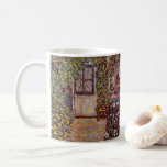 Guardaboschi Haus von Gustav Klimt, Vintage Kunst Kaffeetasse<br><div class="desc">Das Guardaboschi-Haus (1912) von Gustav Klimt ist ein Vintages Viktorianisches Kunstsymbolismus-Gemälde. Von außen hat man einen Blick auf ein Landhaus mit Blume und Pflanze in den Fenstern und Efeu, der an den Wänden wächst. Eine blaue Bank steht gegenüber dem Zuhause mit Blick auf den Garten. Über den Künstler: Gustav Klimt...</div>