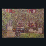 Guardaboschi Haus von Gustav Klimt, Vintage Kunst Stofftischset<br><div class="desc">Das Guardaboschi-Haus (1912) von Gustav Klimt ist ein Vintages Viktorianisches Kunstsymbolismus-Gemälde. Von außen hat man einen Blick auf ein Landhaus mit Blume und Pflanze in den Fenstern und Efeu, der an den Wänden wächst. Eine blaue Bank steht gegenüber dem Zuhause mit Blick auf den Garten. Über den Künstler: Gustav Klimt...</div>