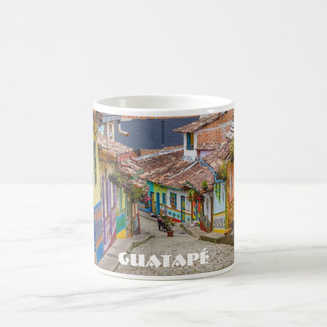 Guatapé, Kolumbien, farbenfrohe Straße Kaffeetasse (Mittel)