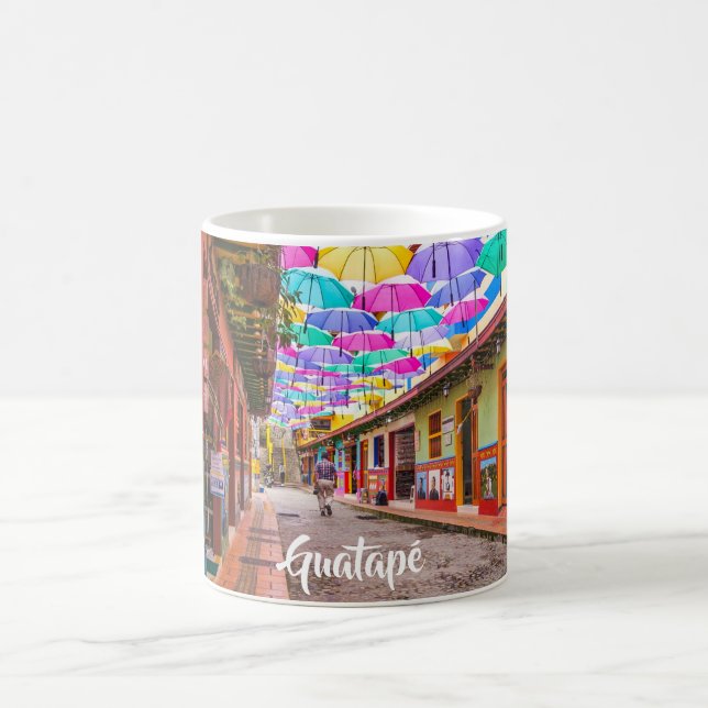 Guatapé. Kolumbien, Umbrella Street Kaffeetasse (Mittel)