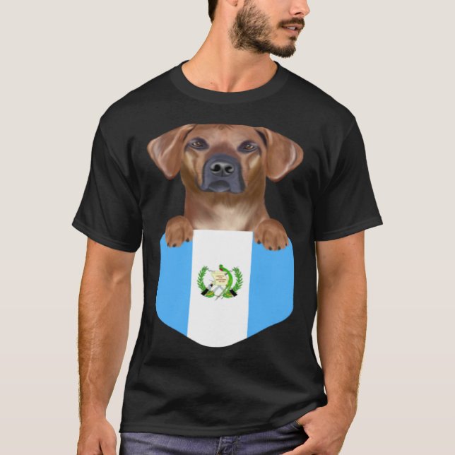 Guatemala Flag Rhodesian Ridgeback Dog In Pocket T-Shirt (Vorderseite)