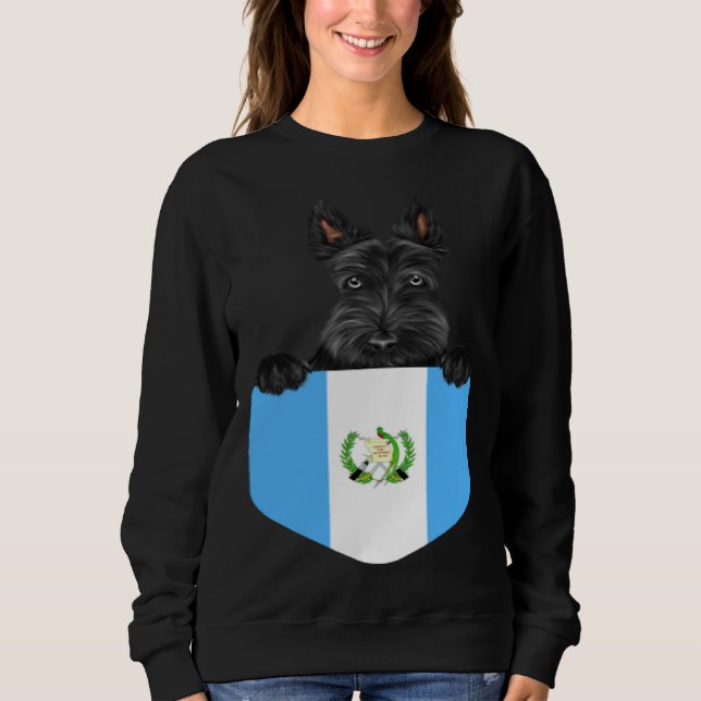 Guatemala Flag Scottish Terrier Dog In Pocket Sweatshirt (Vorderseite)