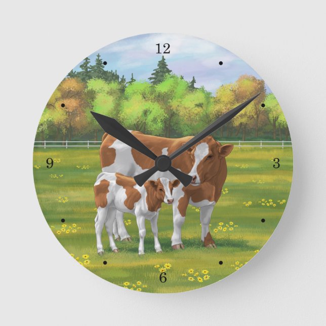Guernsey Kuh & Niedlich Calf im Sommer Weide Runde Wanduhr (Vorderseite)