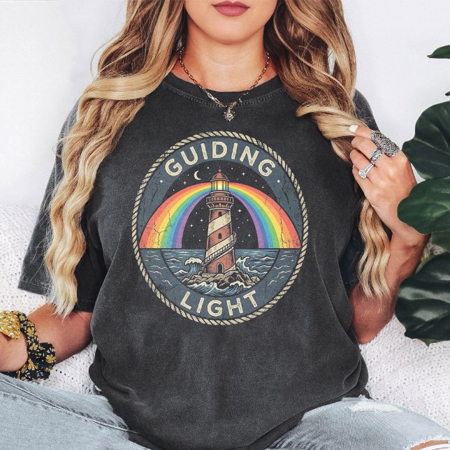 Guiding Light Leuchtturm Regenbogen Retro Abzeiche T-Shirt (Von Creator hochgeladen)