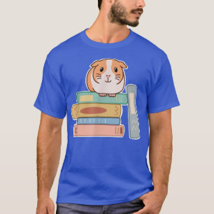 Guinea Schweinefleisch auf einem Buchstapel für T-Shirt