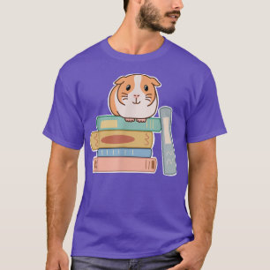 Guinea Schweinefleisch auf einem Buchstapel für T-Shirt