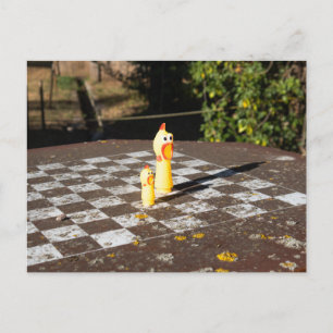 Gummi-Huhn-Schachspiel Postkarte